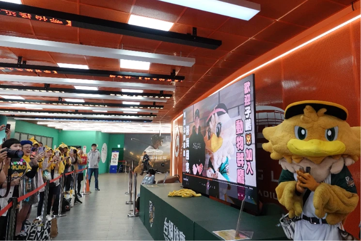 官宣網羅黃子鵬台鋼雄鷹有小巧思　球迷握手頻致謝領隊感動差點落淚