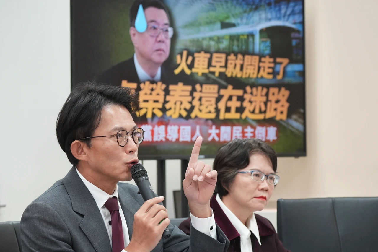 院版《財劃法》獲藍委肯定！黃國昌不甩嗆退回　羅智強喊新版施行再說