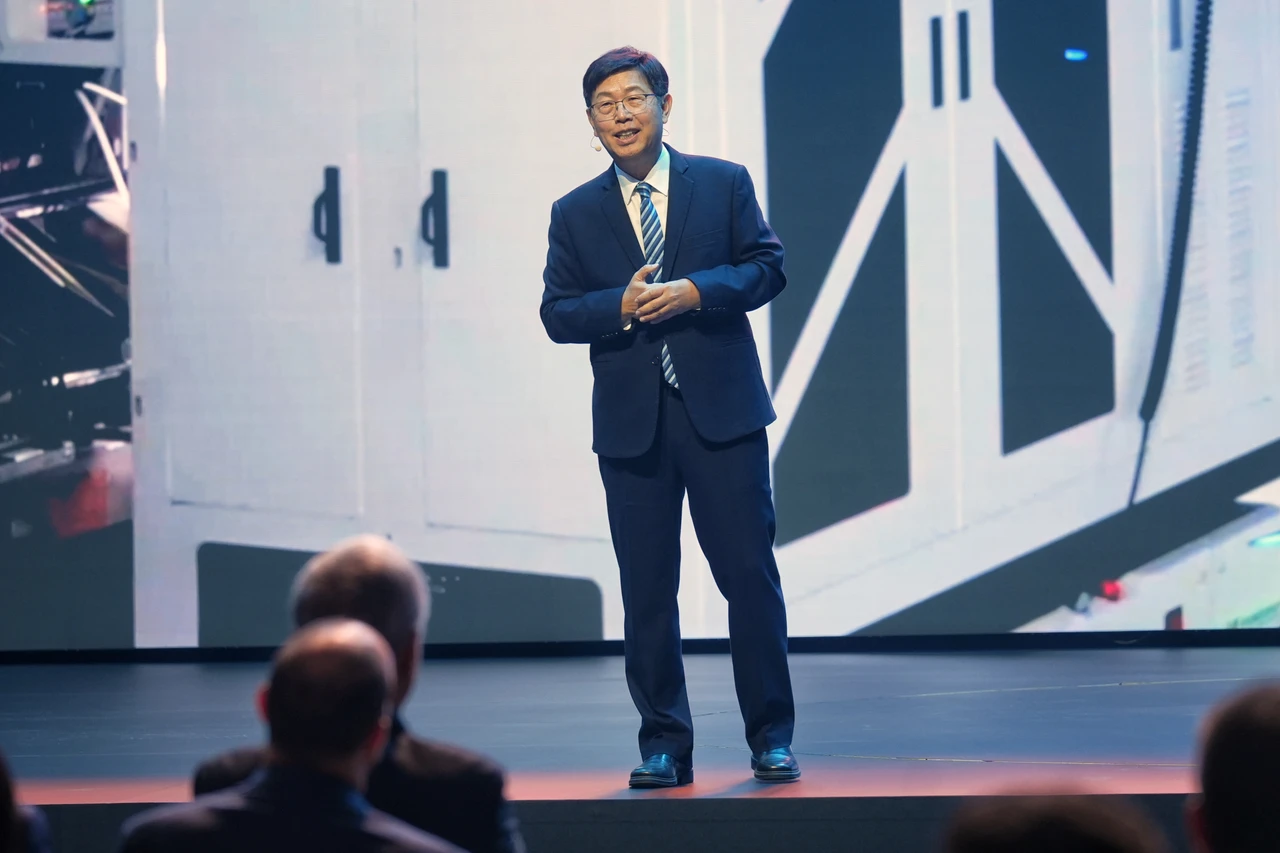 鴻海法說1〡2026展望強勁成長　2025年EPS達13.61元、每股配發7.2元現金同創上市新高　