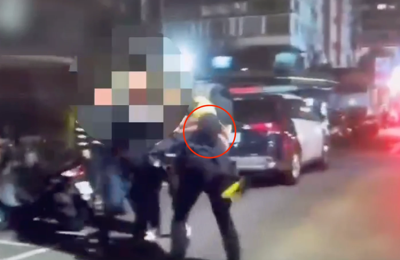 有片｜北市男泥醉折警車天線　2警制止遭毆！酒醒這下糗了