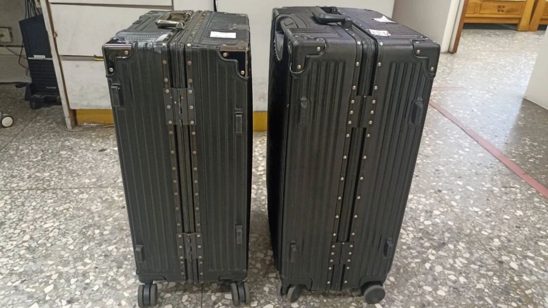 女子錯拿行李箱求助警察 驚現烏龍雙胞事件