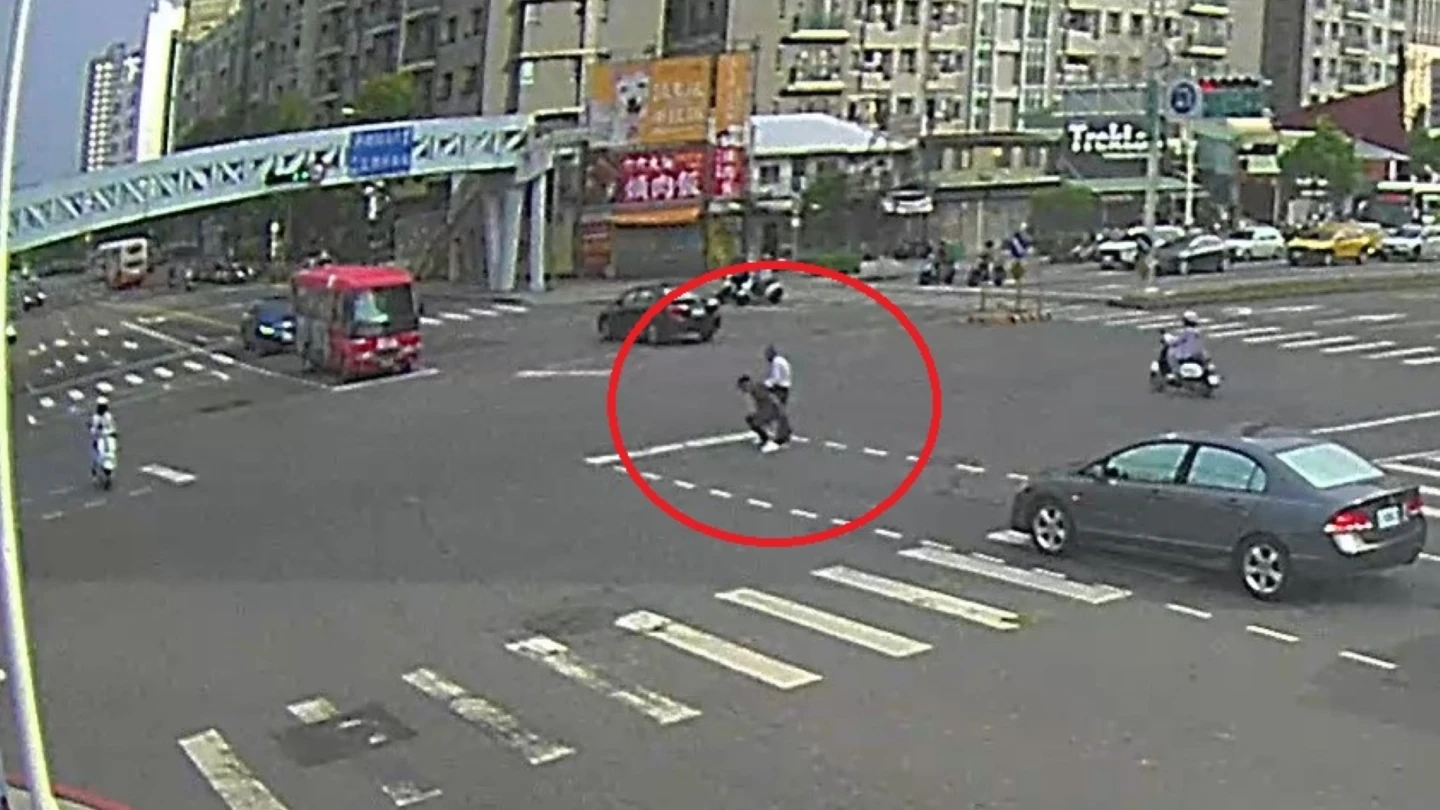 有片｜8旬翁抄捷徑困車陣　男子冒險背離解危機！超暖營救畫面曝光