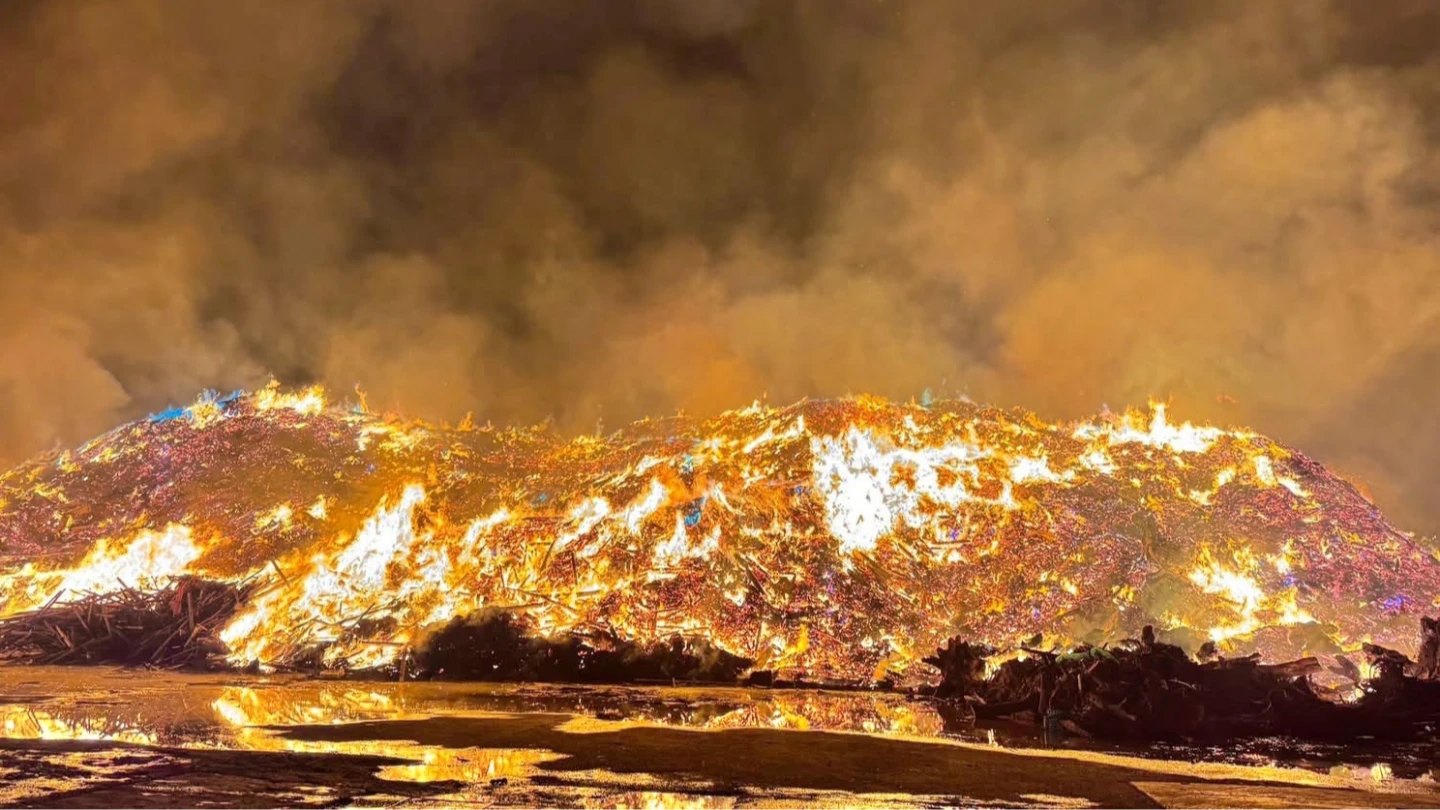 地方擔憂成真！23萬噸風災廢棄物釀大火恐1需禮拜撲滅　濃煙飄台南6區