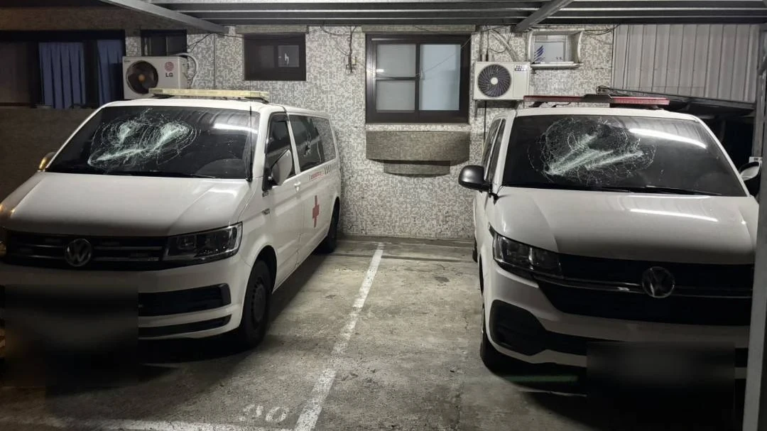屏東2黑衣人闖恆春旅遊醫院砸毀救護車　疑葬儀社內鬥「恐嚇味濃」