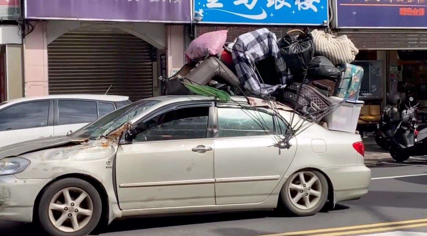 蝸居車桃園趴趴走！車頂堆滿物當皮卡移動　桃園警方回應了