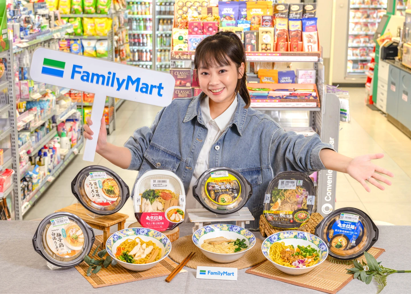 超商暖味大戰！全家首創炸飯糰、推聯名拉麵　7-11迷你火鍋搶冒煙商機
