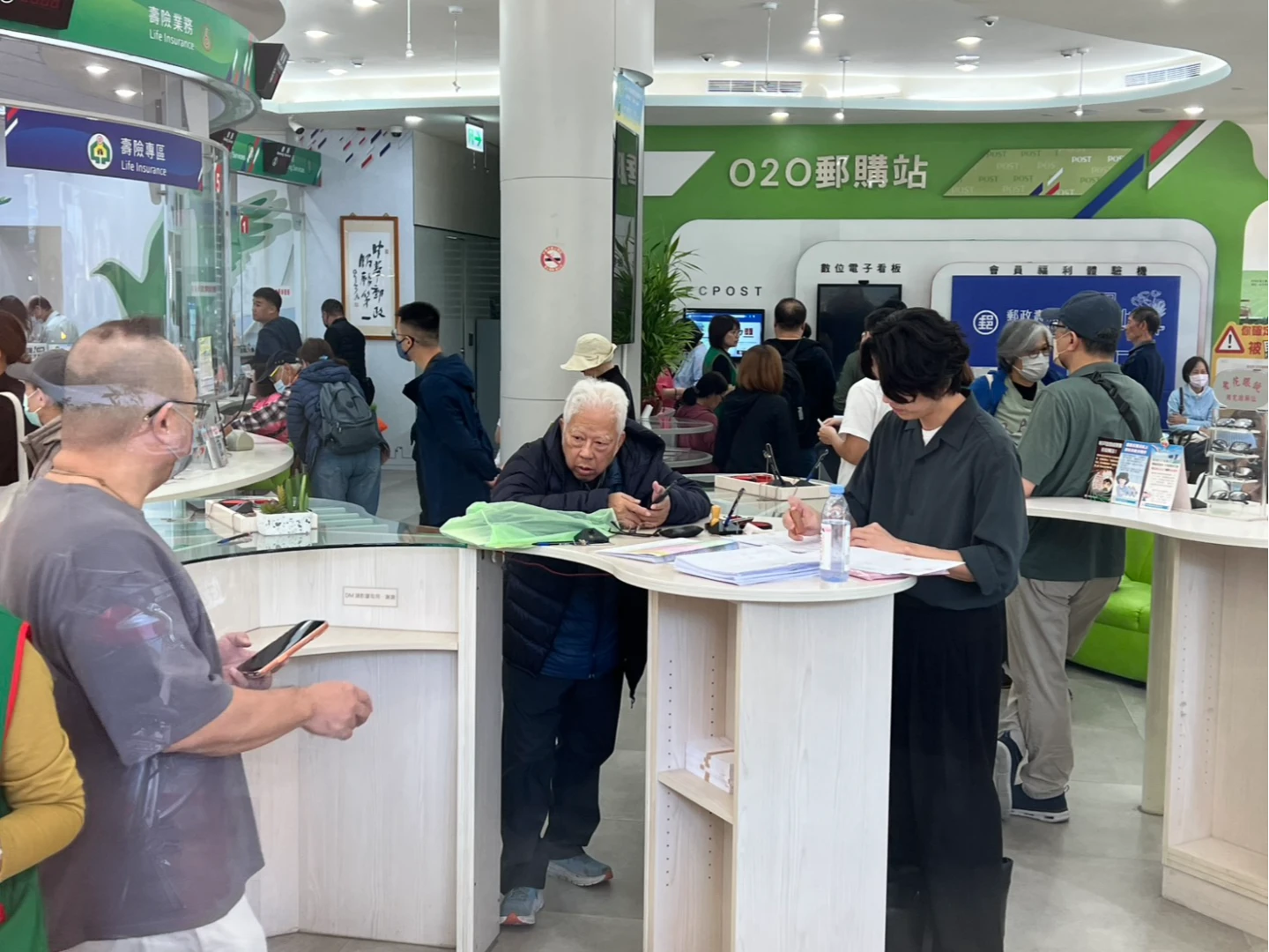 普發1萬｜今起郵局臨櫃領現！依身分證尾數分流　代領不需委託書