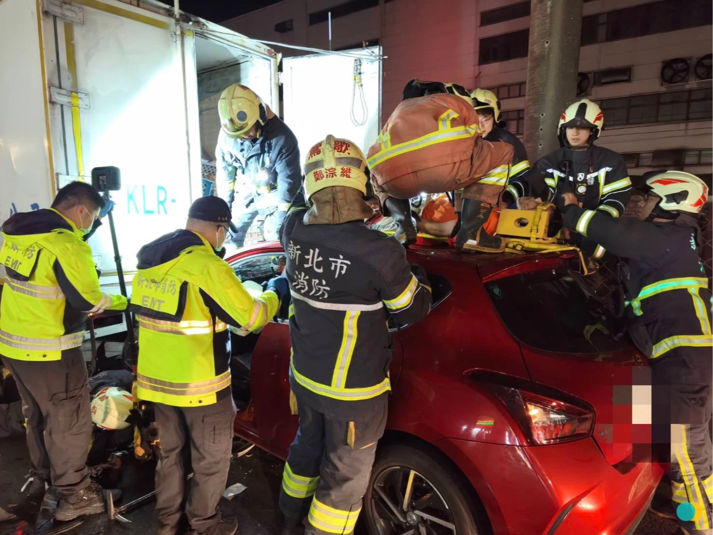 遭後車衝撞夾困！物流司機左腿斷肢命危　肇事駕駛揭原因