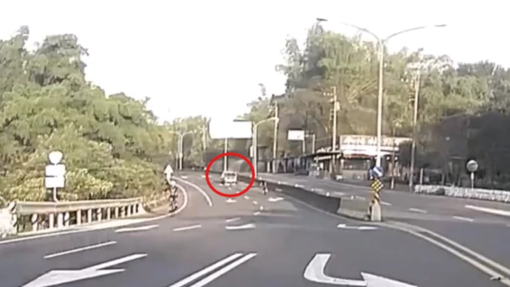 畫面曝光！新玉門關自行車賽　15歲小選手擦撞倒地「遭後車撞擊」