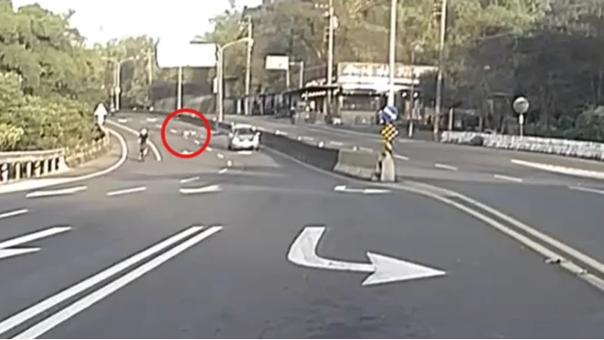 撞擊畫面曝光！新玉門關自行車賽　15歲小選手擦撞倒地「遭後車撞擊」