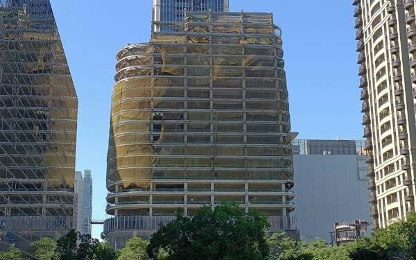 台中一日2起工安事故！工人11樓墜至2樓「臉部重創」 工地水管直落地砸中1車