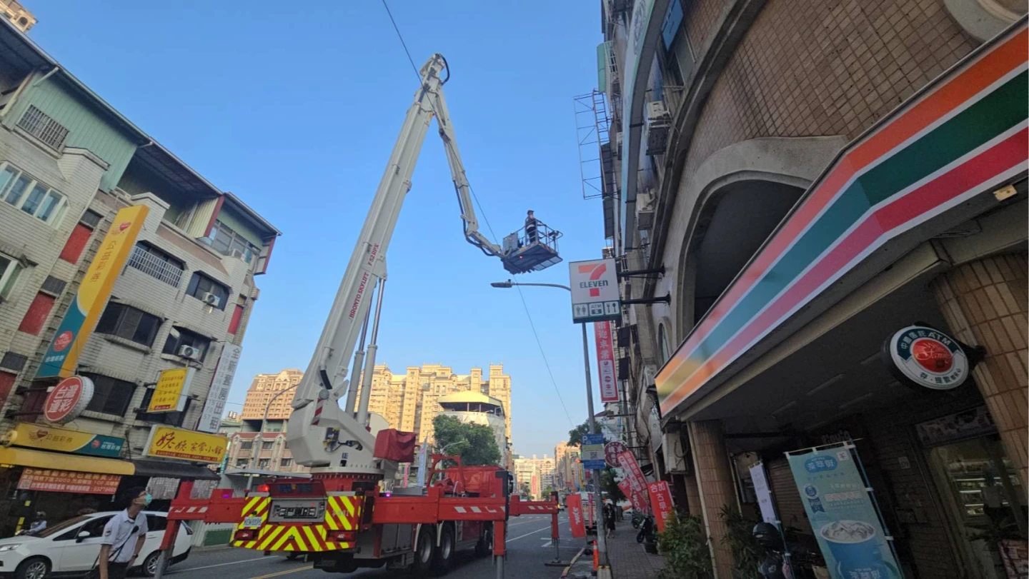 獨家｜高雄民和街華廈傳激烈爭吵！扔下雜物砸中路邊車輛　2女房客卻消失無蹤