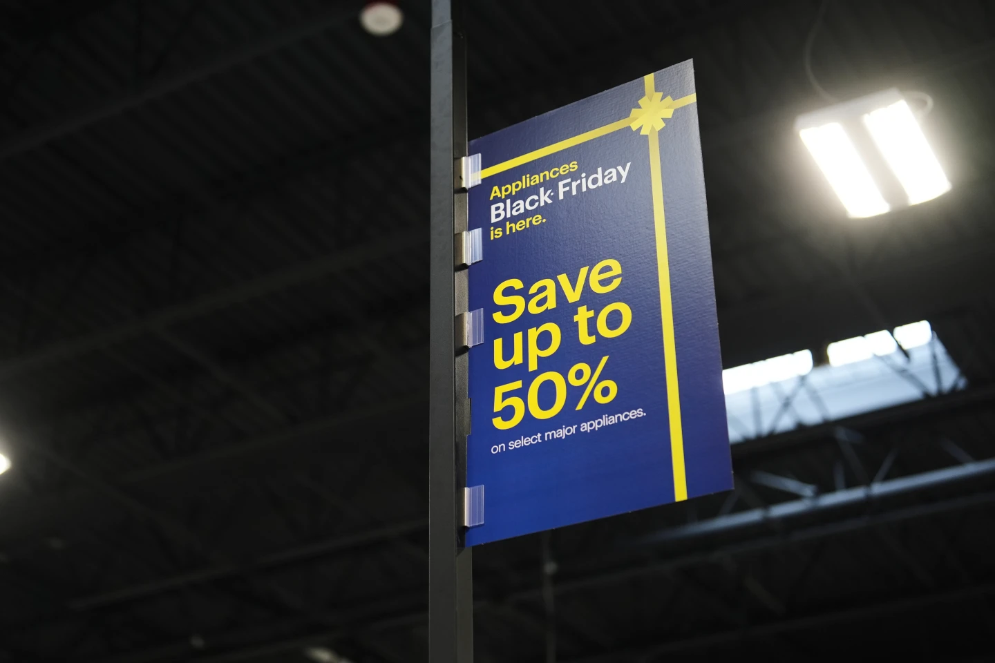 不景氣照樣刷！美民眾邊喊窮邊花錢　料年終消費衝破31兆創新高