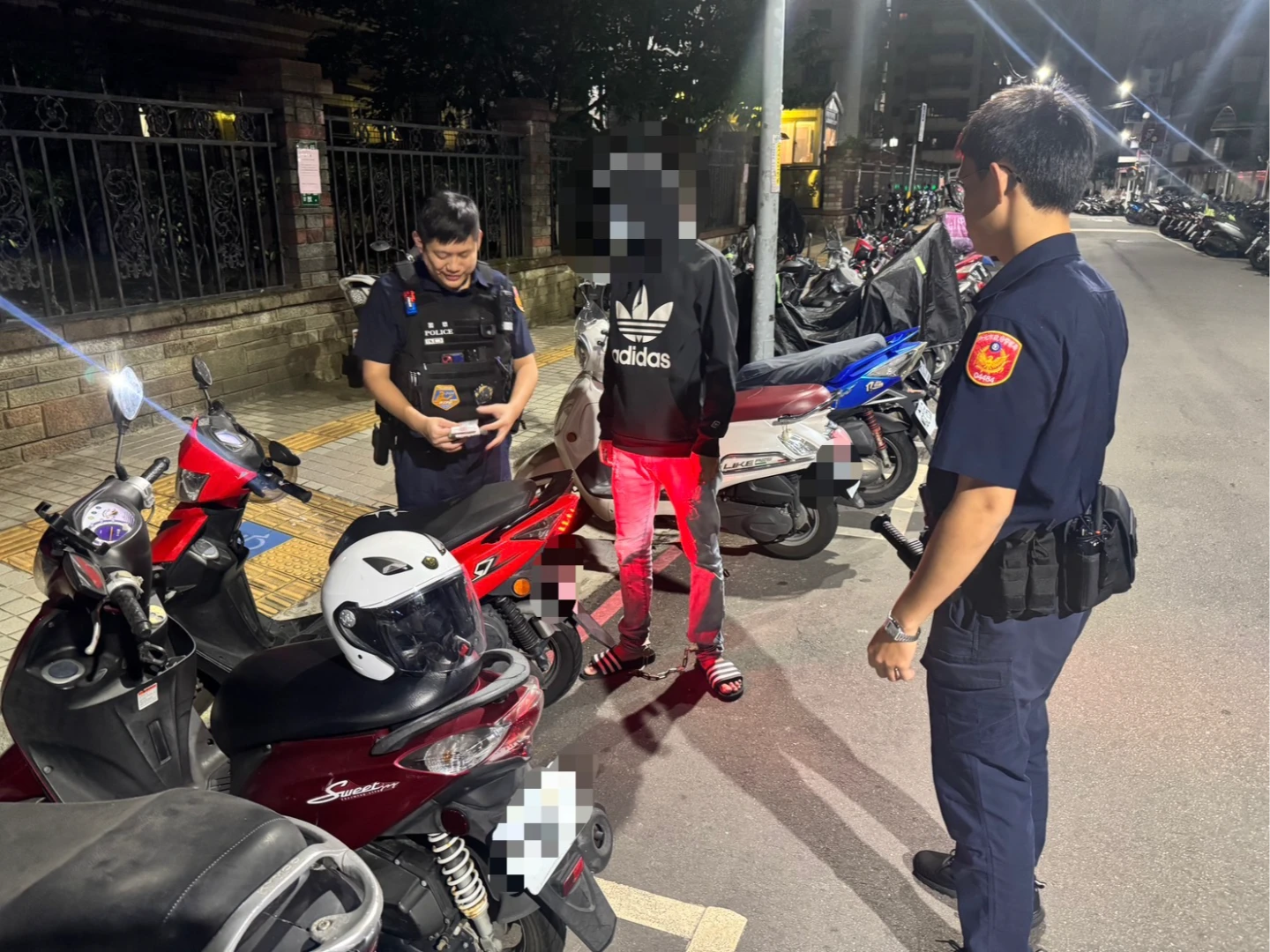 唾液快篩上路！新莊警4小時查獲2起毒駕　3毒蟲落網