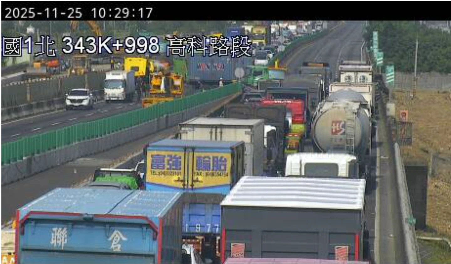 國道一號3車追撞！1人受困3受傷　車流嚴重回堵