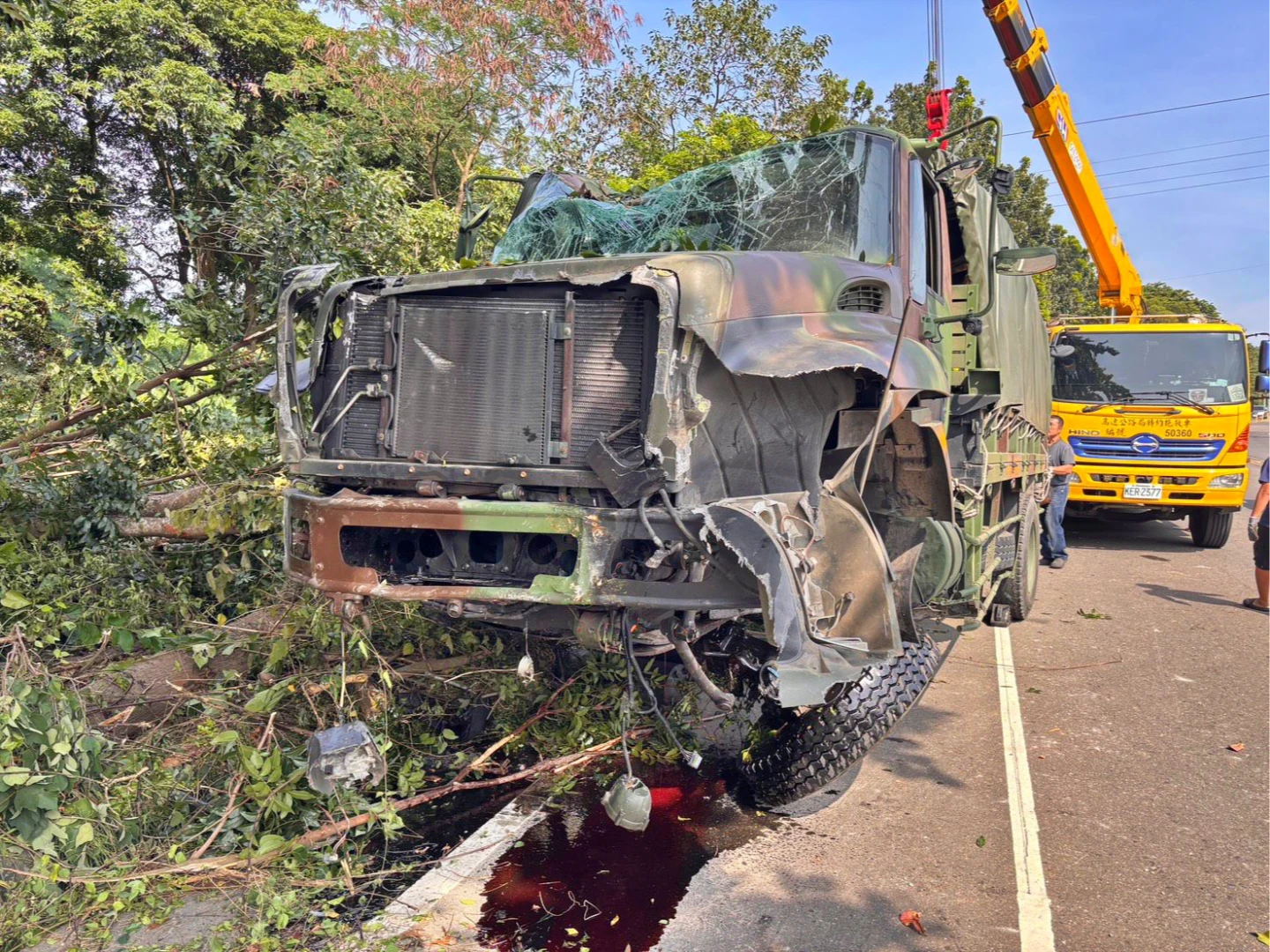 有片｜軍卡失控衝出台20線撞樹！2士官受傷　肇事原因曝