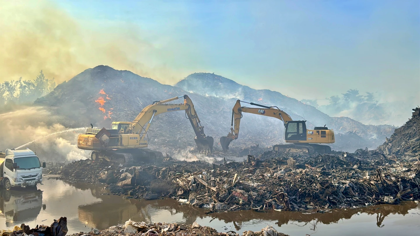 台南垃圾山燒6天還在冒煙！引發縱火陰謀論　環保局長急澄清「搶10天撲滅」