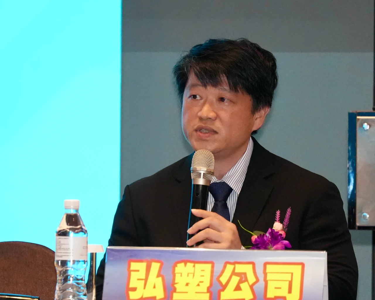 弘塑曝「穿黑夾克黑皮衣的飛來台灣之後」　CoWoS設備冒出急單