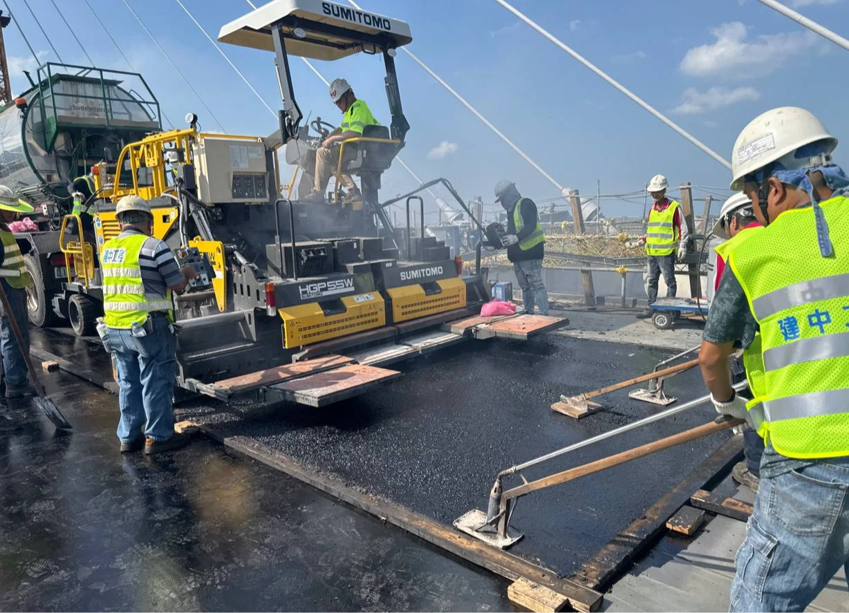 淡江大橋瀝青鋪面年底完成！明年2月燈柱安裝完畢　4月人行道設施完工