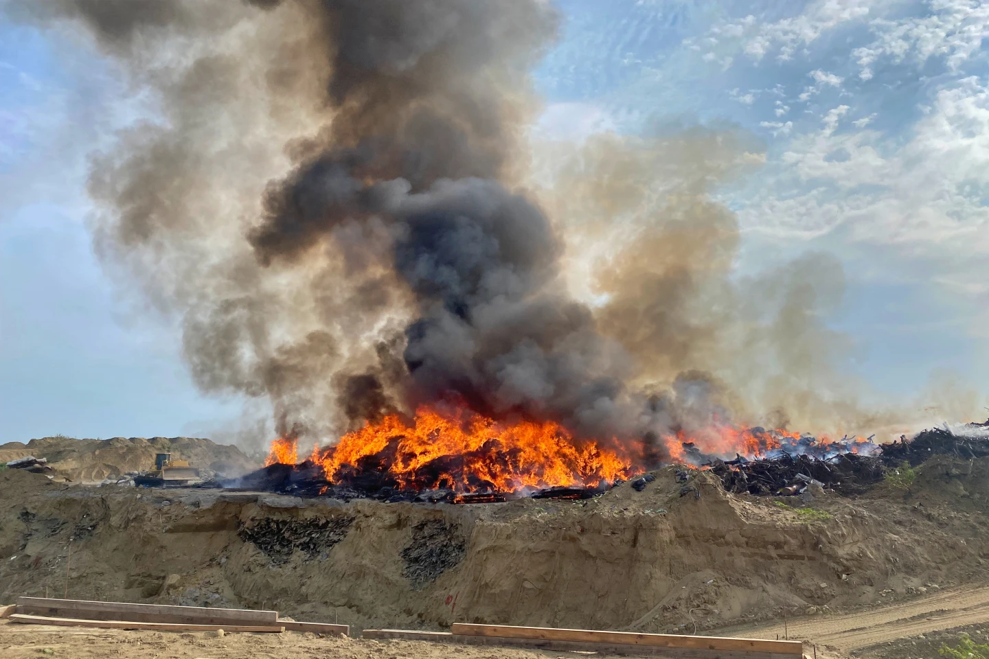 燃燒片｜2年3度大火！嘉義湖子內回收場又燒了　恐怖黑煙直竄