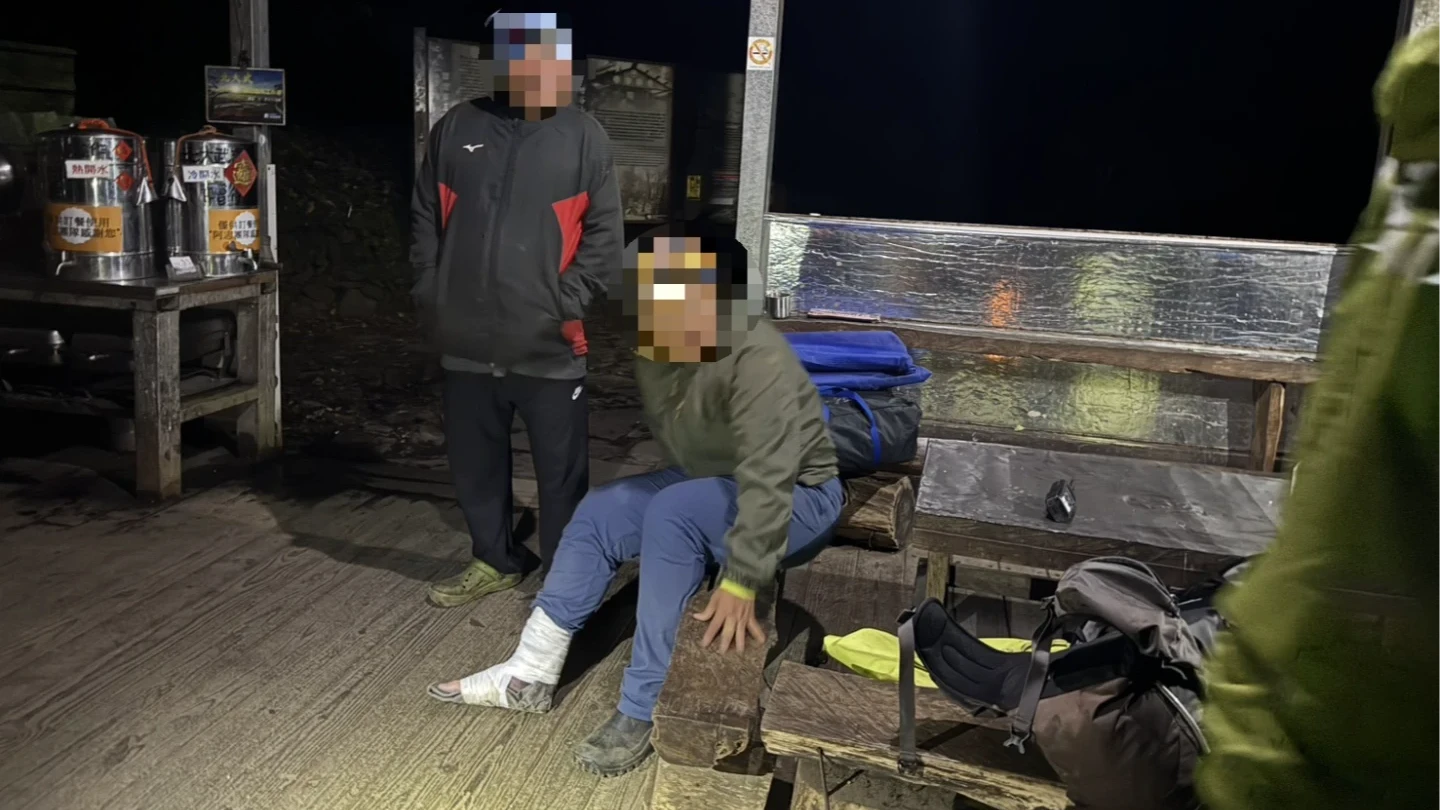 有片｜女攀北大武山摔斷腳！暗夜寒風中「臀坐爬行」求生　直升機驚險吊掛救援