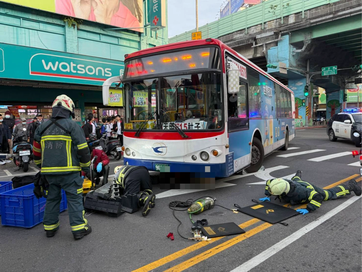 北市公車右轉撞行人！7旬翁過馬路遭輾送醫命危　車上學生全嚇傻