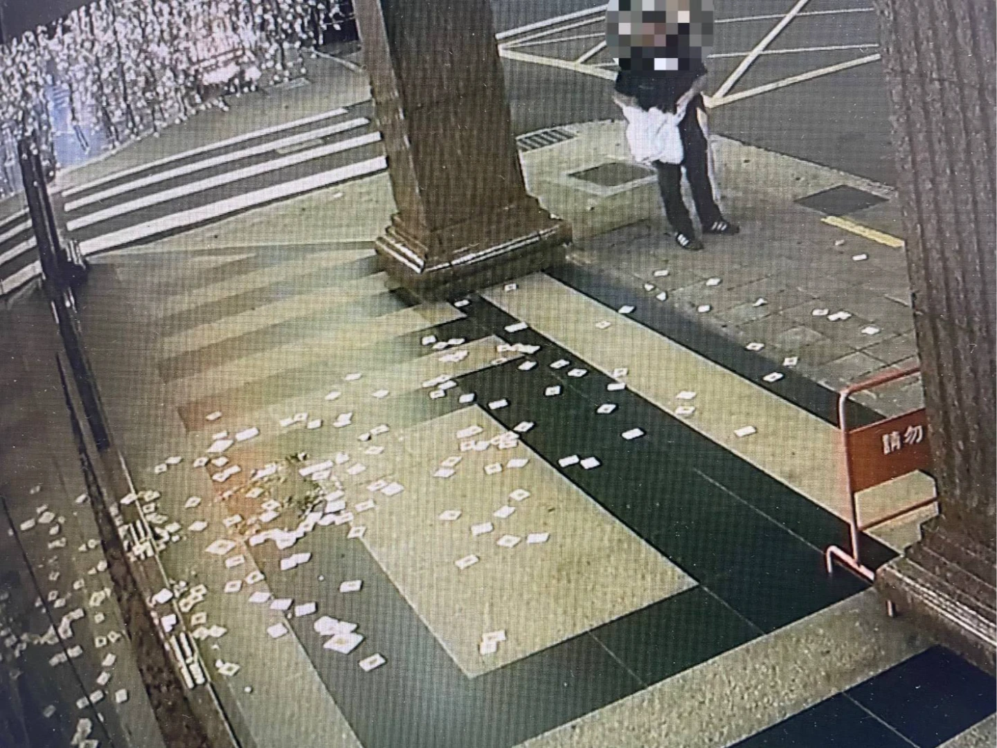 有片｜北市飯店遭砸蛋撒冥紙！疑欠800萬裝潢款　警逮5人送辦