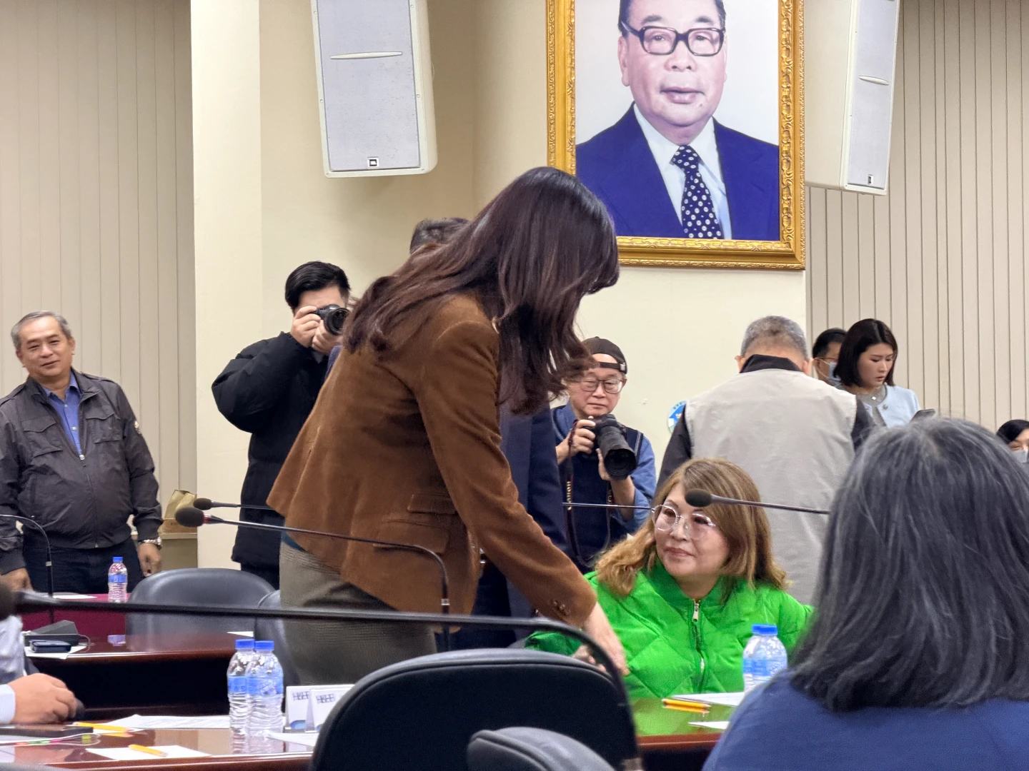 陸配中常委洗臉鄭麗文！何鷹鷺臭臉「一身綠」開罵　當場宣布退黨