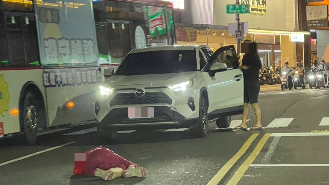 有片｜行人闖紅燈過馬路遭撞罰500！綠燈運將卻更慘　恐遭重罰吊照飯碗不保