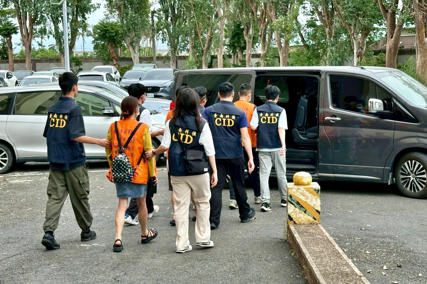 台南警打詐連逮459人！他假投資上當嗆警1句　反被搜出5把長短槍