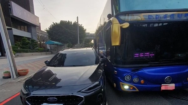 離譜！新竹建華國中校車司機酒駕載18學生肇事　市府開鍘永不錄用