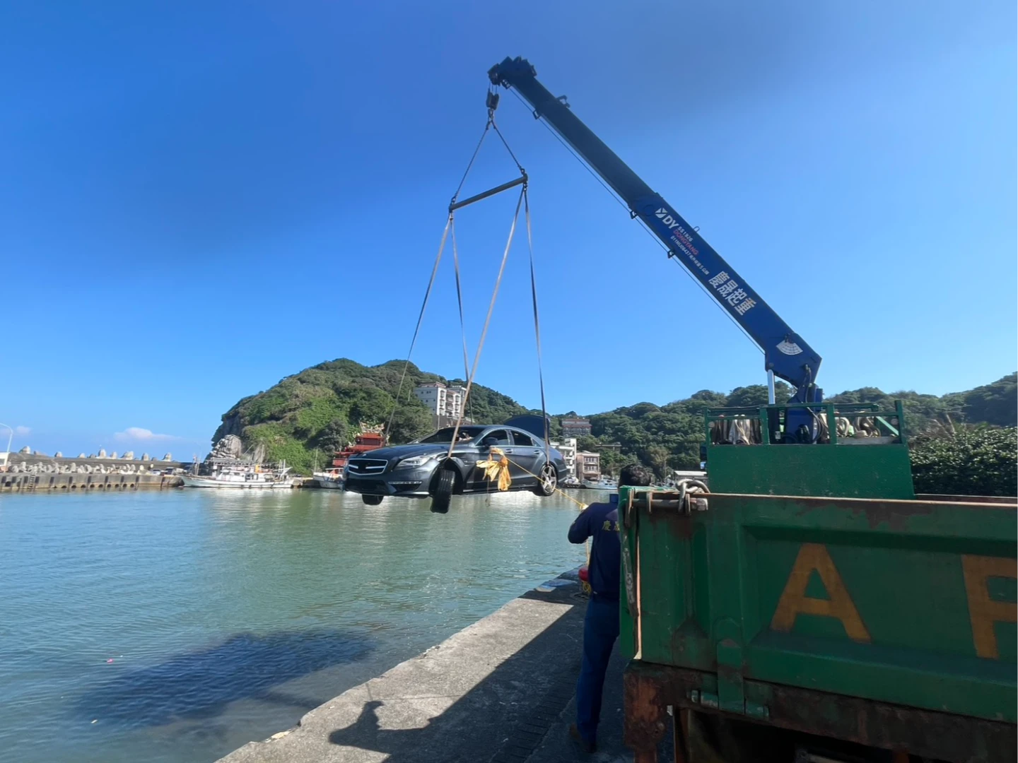 6旬婦深夜開車訪友！竟不慎墜落漁港身亡　驚悚畫面曝