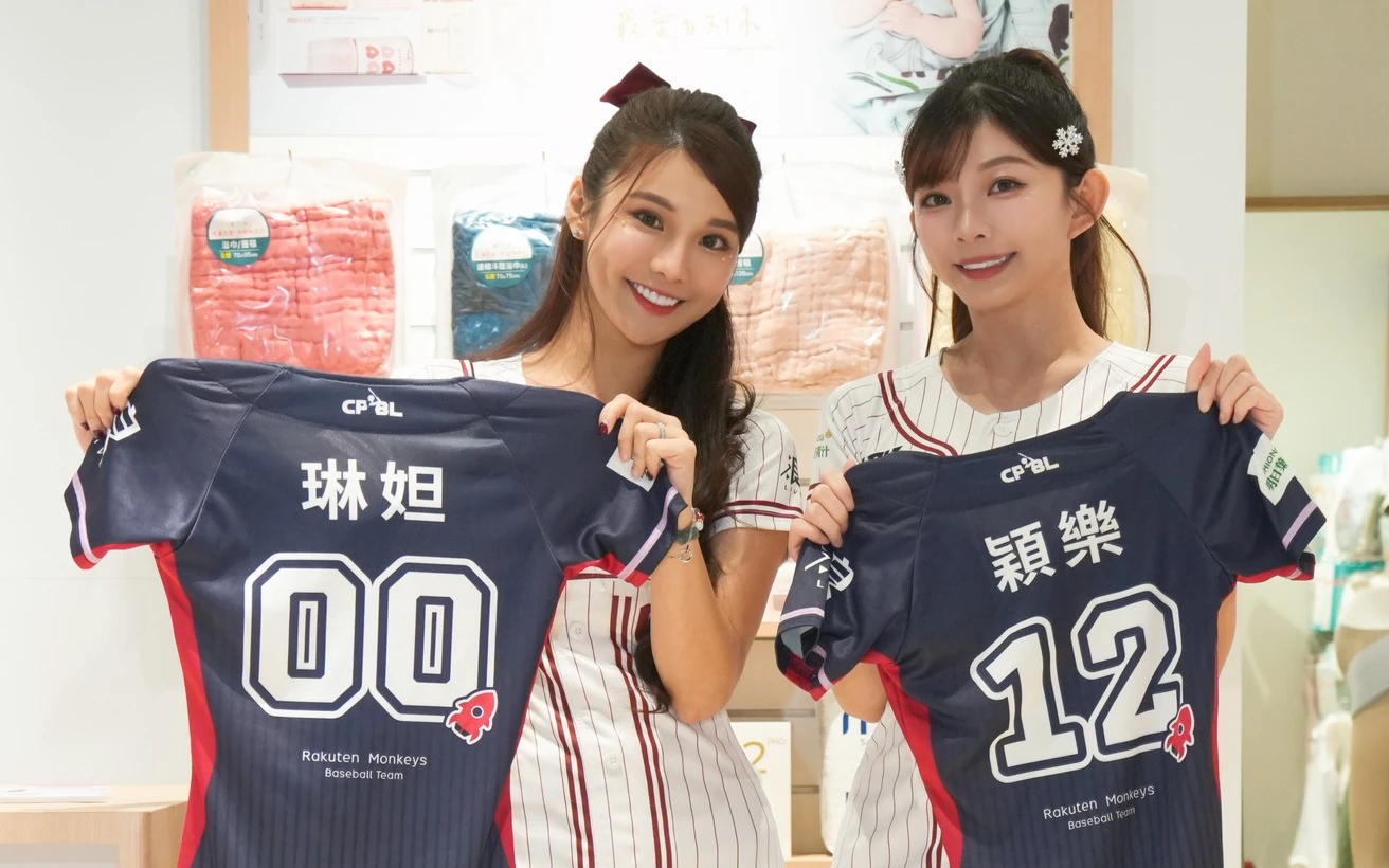 樂天女孩出任務！送暖失依兒少　義賣球衣助建新家園