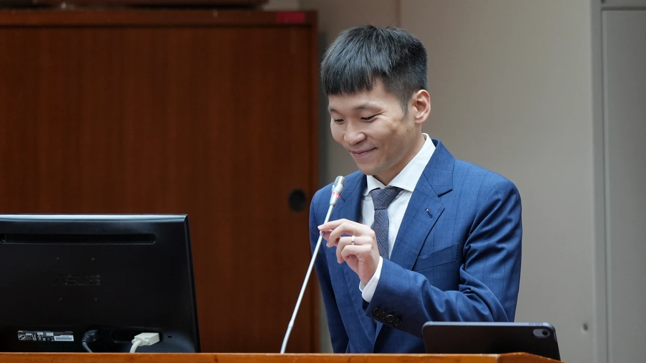 李洋全說了！委員會備詢初體驗超緊張　「大寶貝」王齊麟亂入3個字獻策