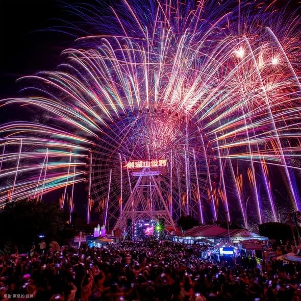有片｜亞洲唯一摩天輪跨年煙火！劍湖山10分10秒千米環山煙火、雷射燈光秀超震撼