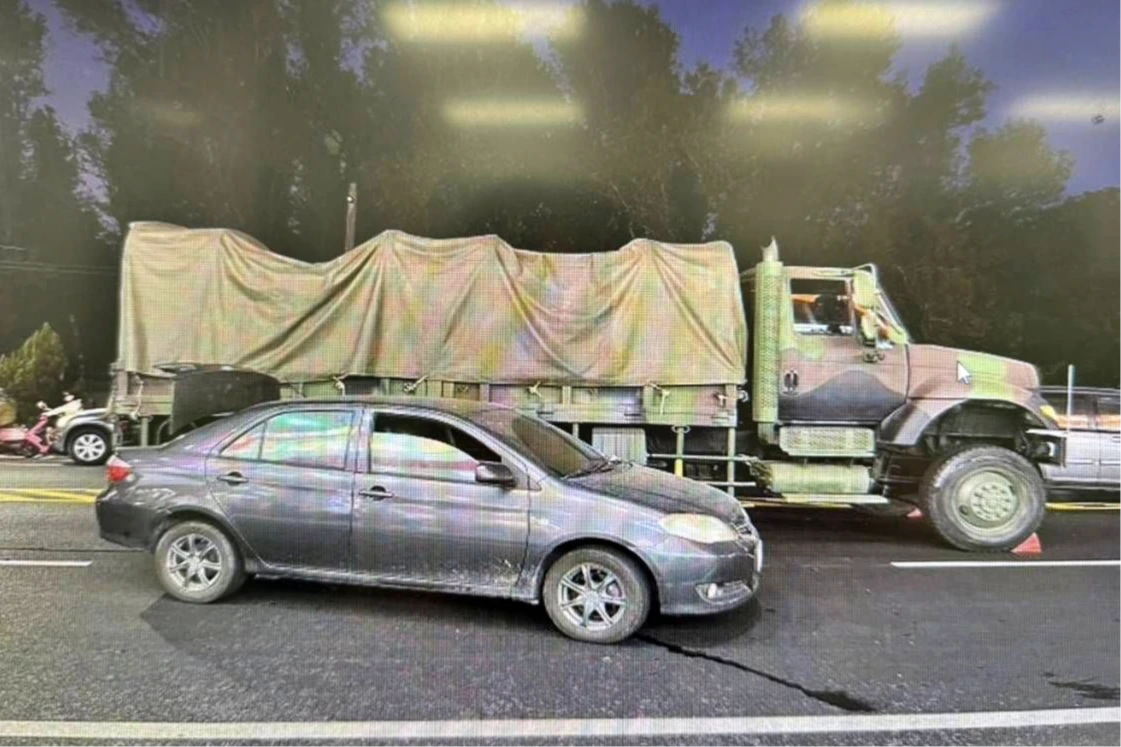 離譜片｜台南軍卡連2天出事！撞推小車跑10米爆巨響　駕駛路人全嚇傻