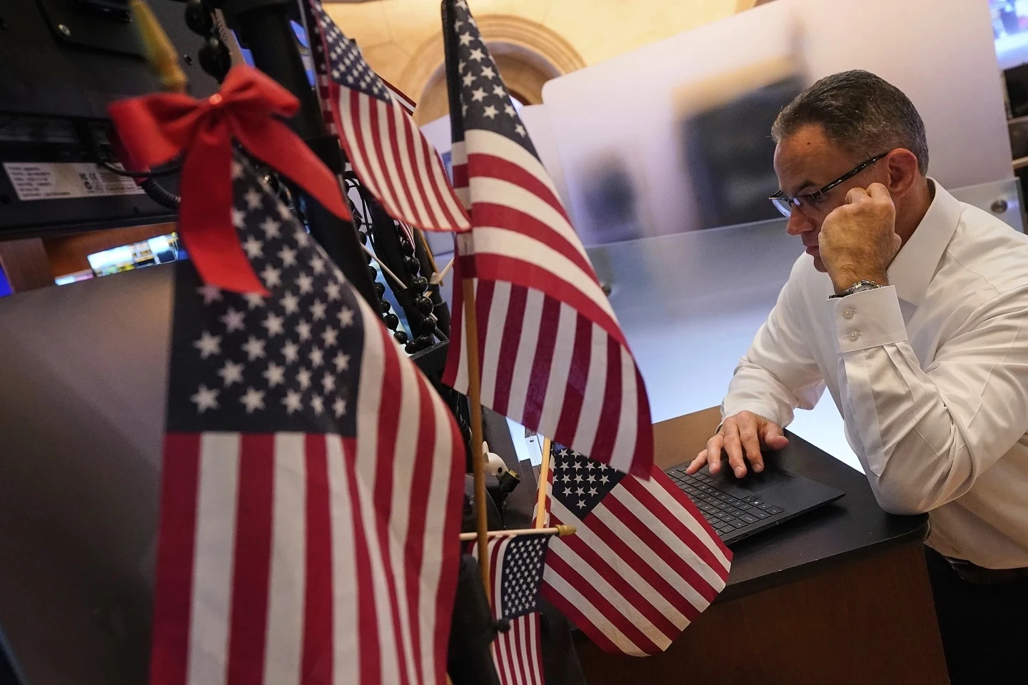 感恩節前美股4指數齊紅！輝達反彈1.37%、台積電跳漲1.85%