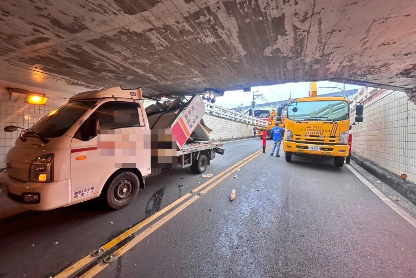 有片｜頭過身沒過！小貨車硬闖地下道　猛撞橋墩「卡蛋」駕駛超懊惱