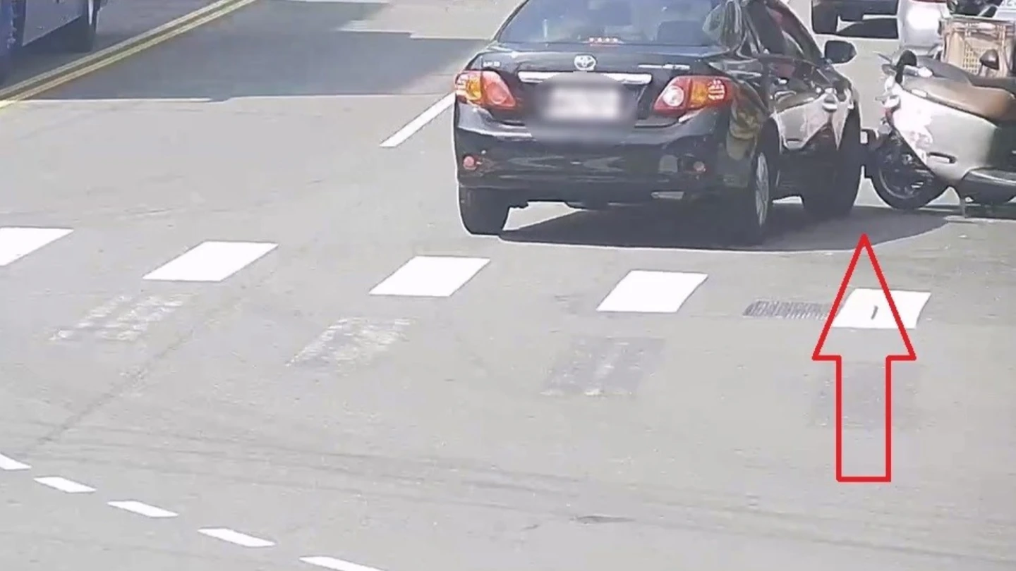 有片｜大迴轉出包！他擦撞機車只做1動作就落跑　畫面曝光騎士氣炸報案