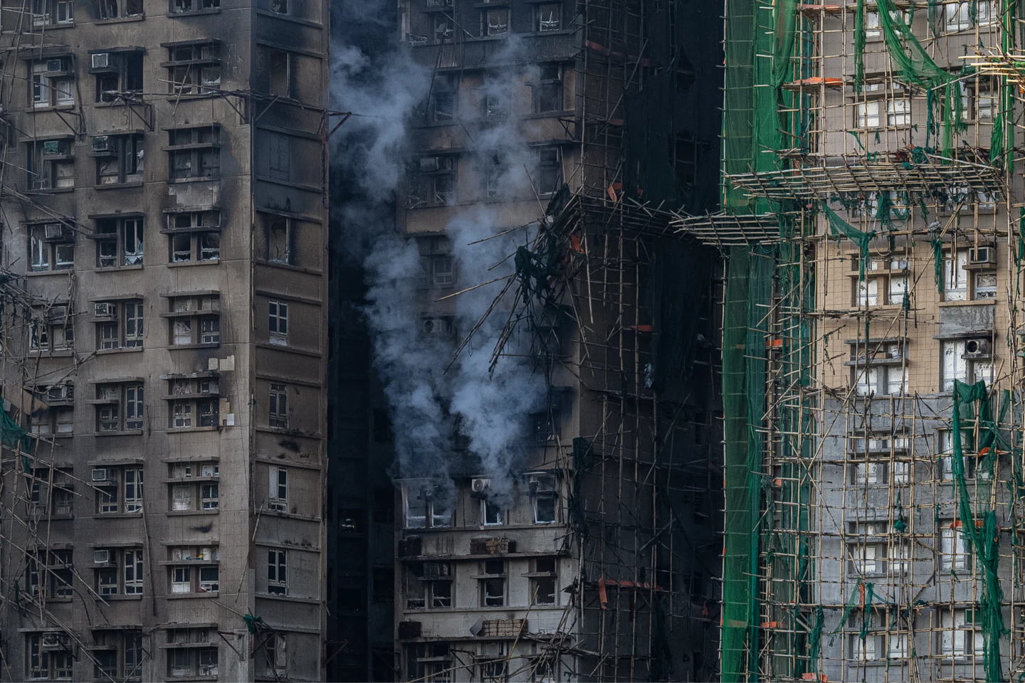 香港惡火｜宏福苑大火增至94死、76人受傷　上午9時完成7大廈破門搜索