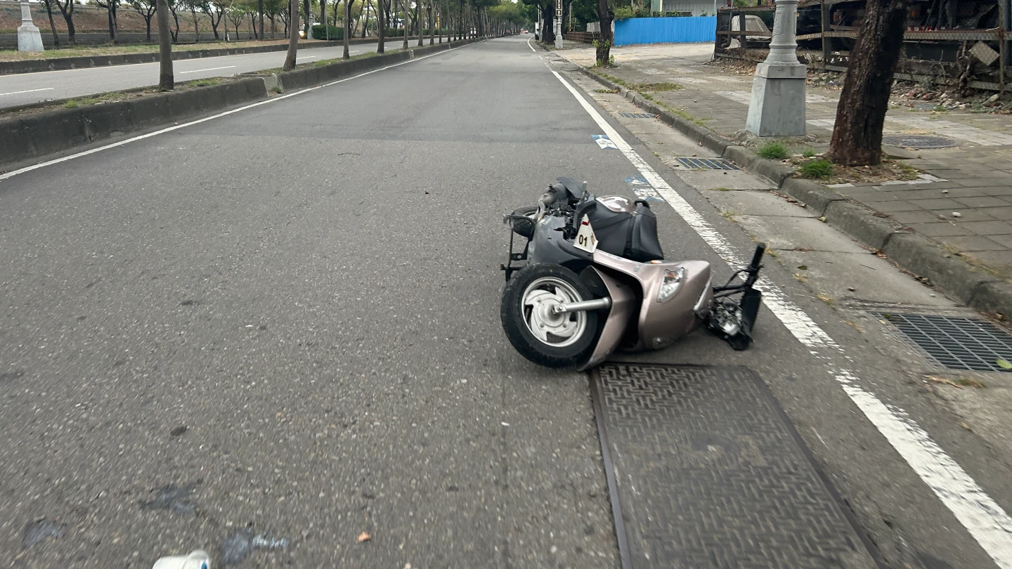 台中職業駕駛騎車上班失控撞路樹！送醫不治　疑天冷身體不適