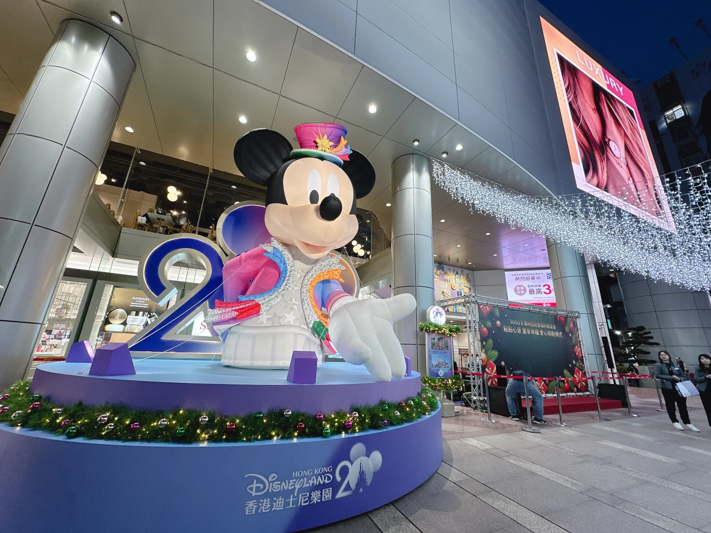 哀悼香港大火！SOGO迪士尼見面會延期　7米耶誕樹、達菲小屋低調點燈