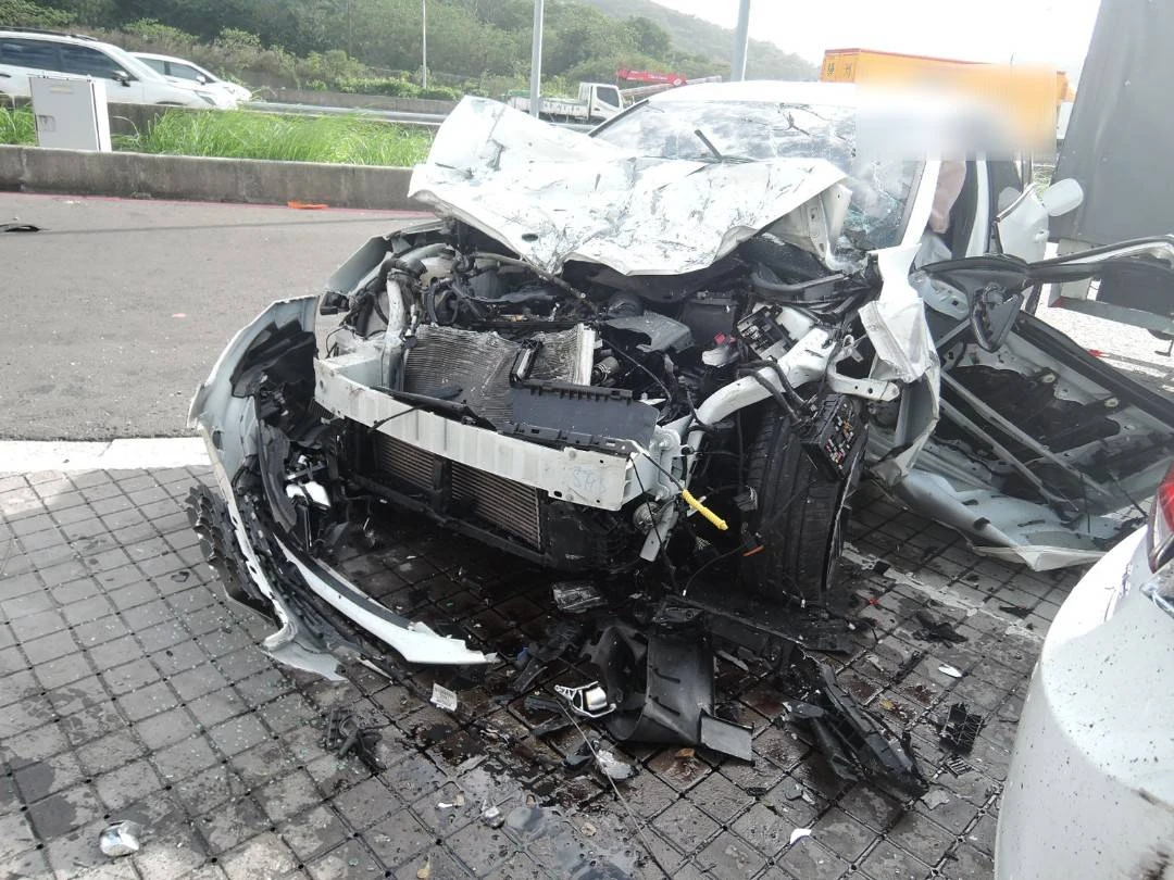 楊梅休息站又事故！23歲男自撞波及5車「3人送醫」　疑開輔助駕駛釀禍