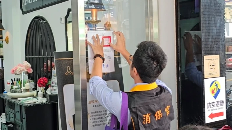 誘學生無卡分期！台中美容店強迫推銷「6旬婦花51萬」　被貼警訊公告成全國首例