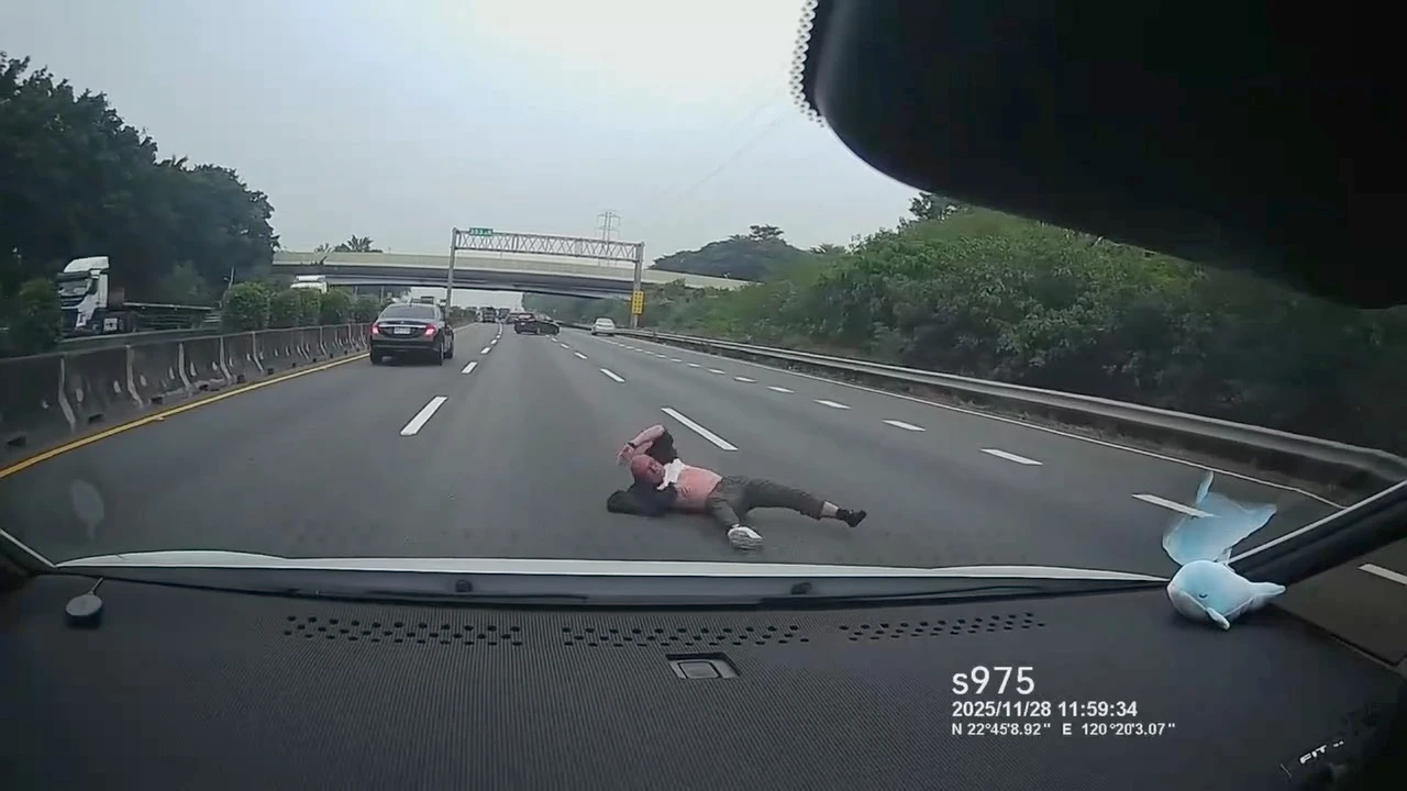 詭異片｜國道驚現玩命光頭！後座掉出1人翻滾後起身走　轎車下秒竟駛離