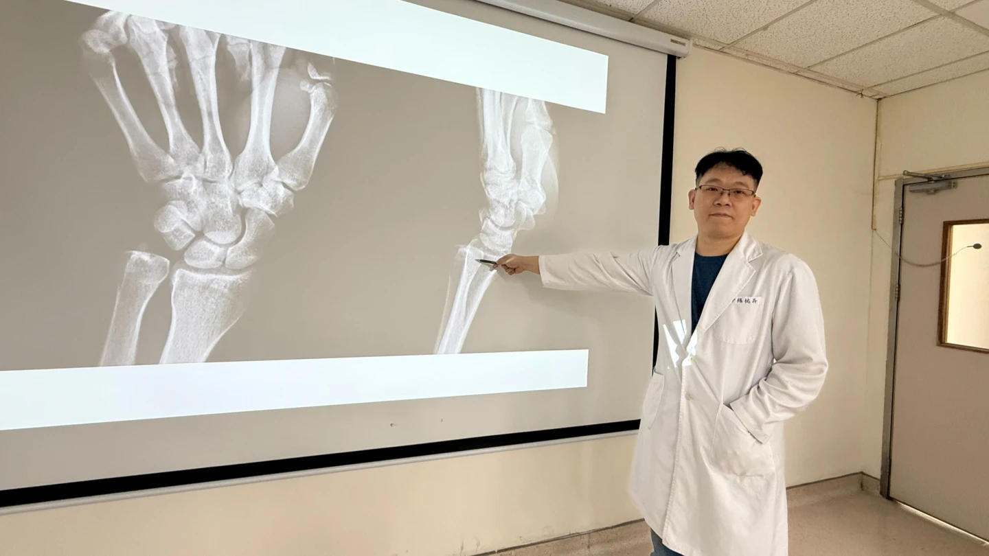 女大生救球飛撲傷手腕　痛到瓶蓋都開不了！X光揭可怕真相