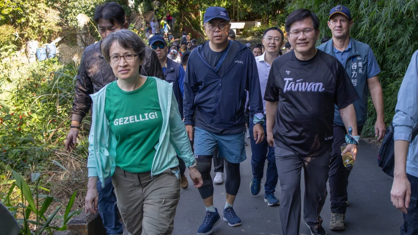 蕭美琴健步如飛登頂　林佳龍：幸好有彭啓明與我作伴