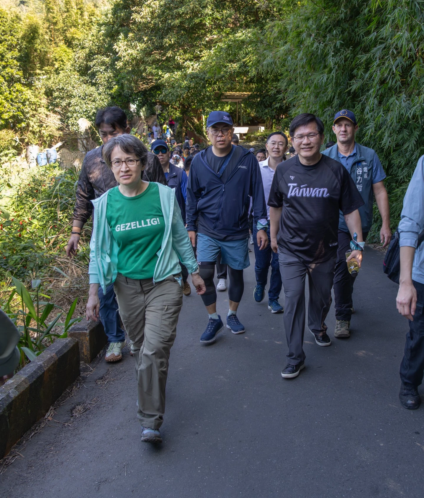 蕭美琴健步如飛登頂　林佳龍：幸好有彭啓明與我作伴