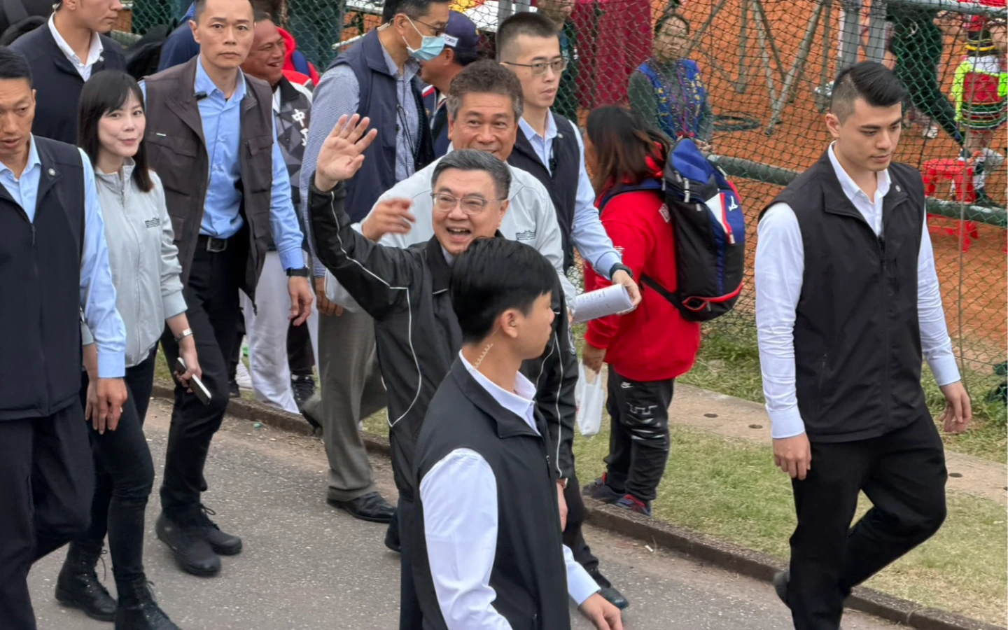 關懷盃開幕式上捎來光復便橋通車好消息　卓榮泰：讓東部鄉親有安全回家的路