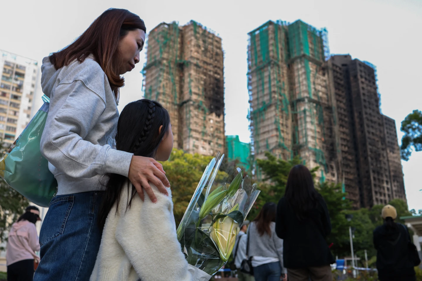 周末精選｜1場大火燒出香港80年最嚴重火災　宏福苑惡火事件始末、究責進度